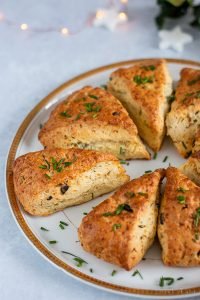 Scones salés Recette à lail noir ciboulette et comté