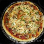 Pizza maison aux champignons, mozzarella et basilic