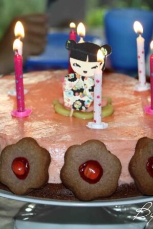 girly cake au sirop de fraise gâteau d'anniversaire kokeshi
