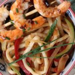 Udon sautées et brochette de crevette