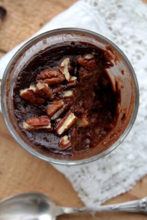 Mug cake au chocolat, banane et noix de pécan