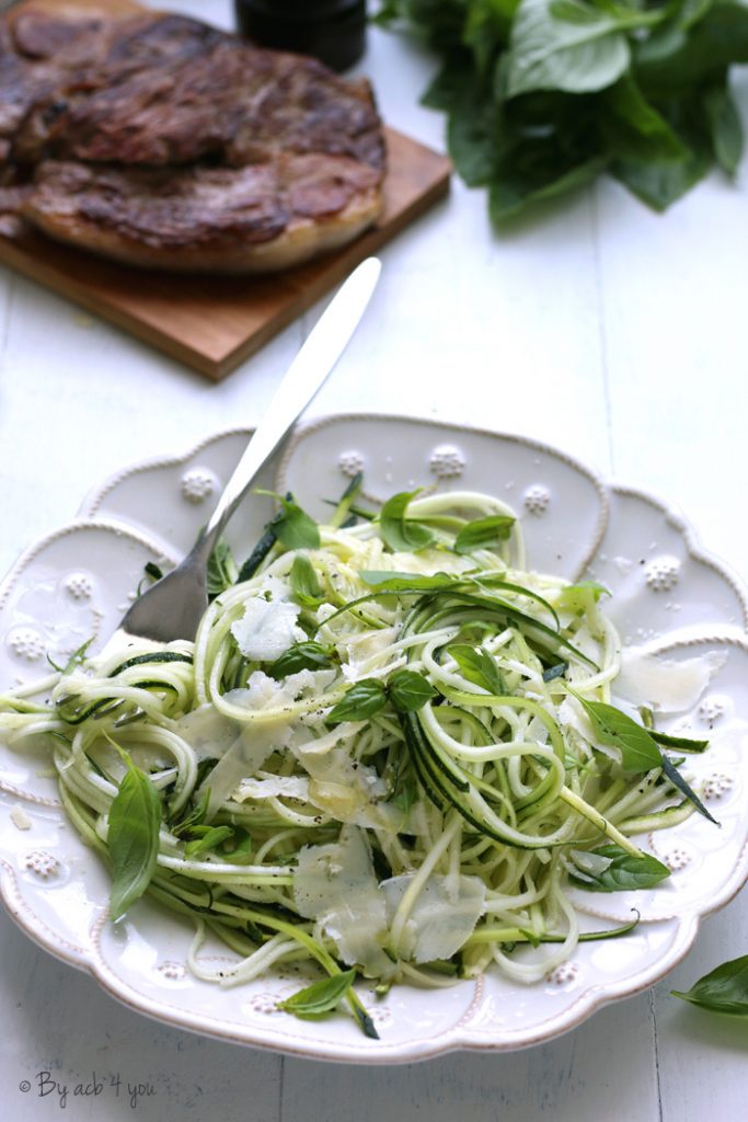Salade de spaghetti de courgette crue