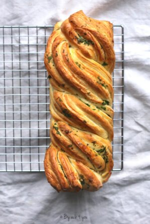 Babka à l'ail et persil comme un garlic bread