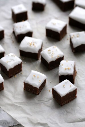 Cubes de pain d'épices glacé au citron