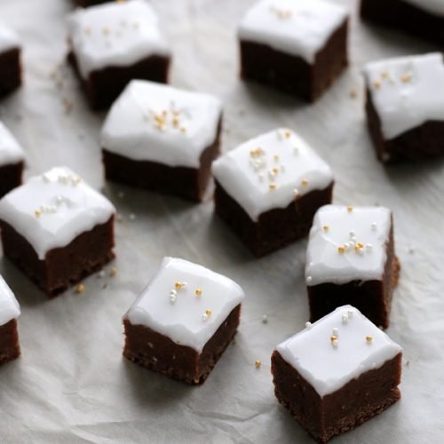 Cubes de pain d'épices glacé au citron