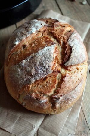 Pain cocotte aux dattes et noisettes