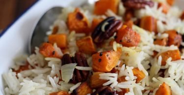 Riz sauté aux patates douces et noix de pécan rôties