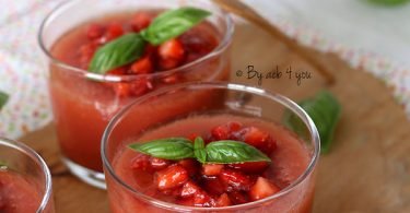 Soupe froide à la tomate, fraise et basilic