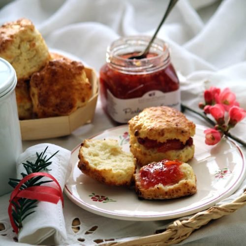 Plateau de scones au chocolat blanc