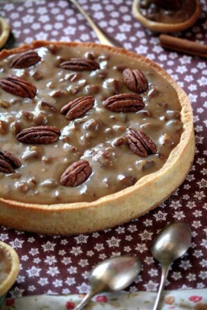 Tarte aux coings, noix de pécan et caramel beurre salée