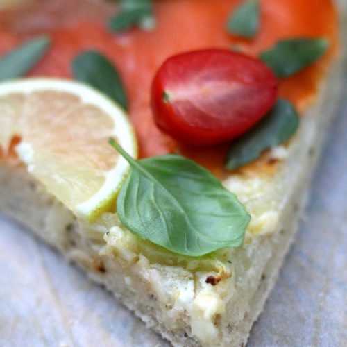 Pizza bianca à la truite fumé, fenouil et basilic
