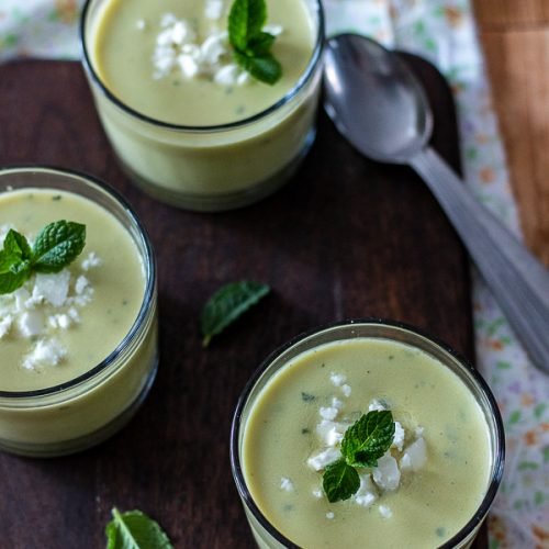 Velouté froid de cosses de petits pois, menthe et féta