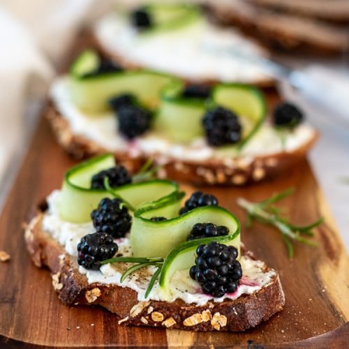 tartines chèvre mûres miel romarin et concombre