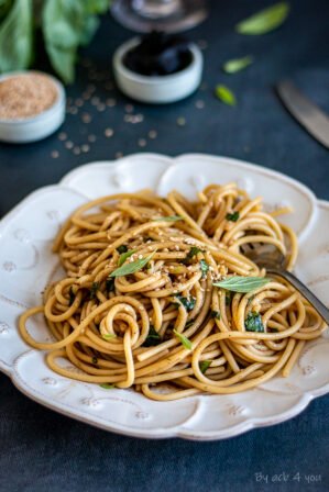 Spaghetti à l’ail noir et basilic thaï