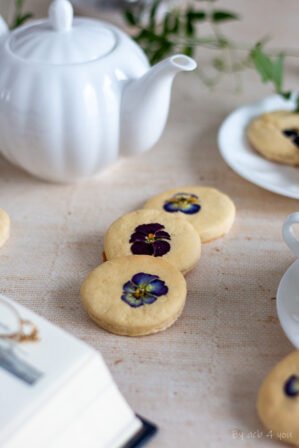 Biscuits aux fleurs comestibles