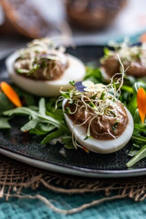 œuf mayonnaise à l'ail noir, graines germées