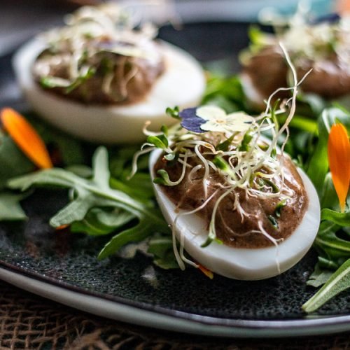 œuf mayonnaise à l'ail noir, graines germées