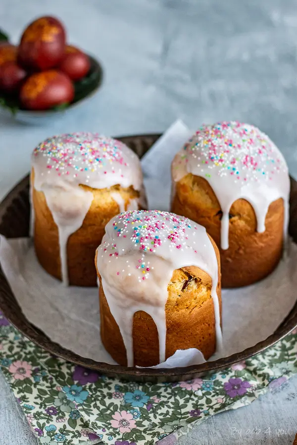 Gâteau Bleu Avec Une Petite Boule Sucrée Colorée. Décoration Pour Gâteaux  Et Bekery. La Photo En Gros Plan De Gâteaux De Pâques Russes Faits Maison  Décorés De Glaçure Blanche Et De Petites