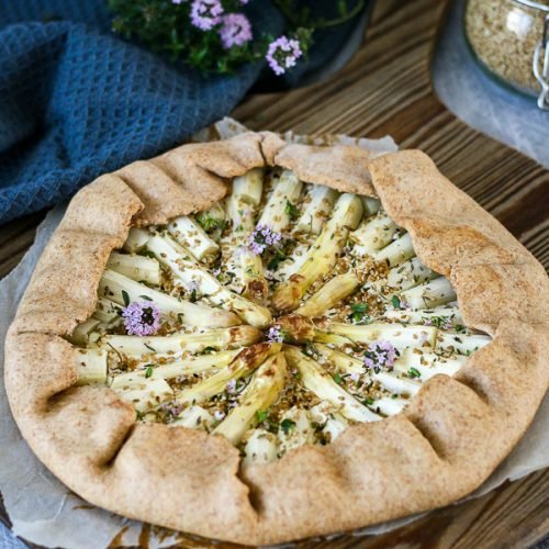 Tarte rustique aux asperges, zaatar et sésame