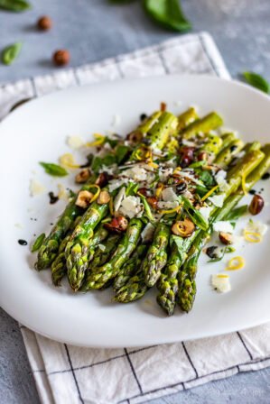 Salade d’asperges vertes, noisettes et basilic