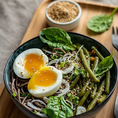 Nouilles soba aux légumes verts et bouillon épicé