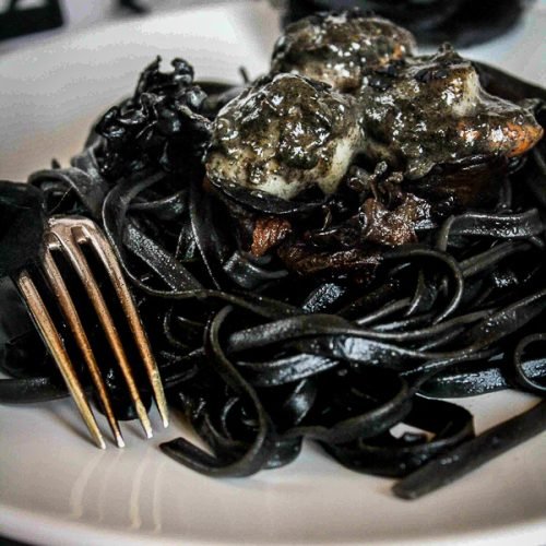 Linguine et Saint-Jacques à la crème de sésame noir, recette monochrome