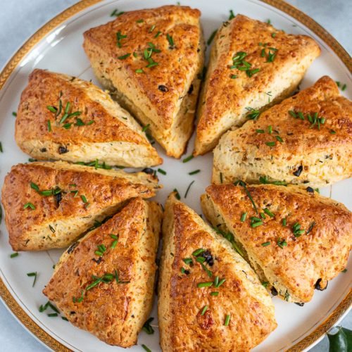 Scones salés à l'ail noir