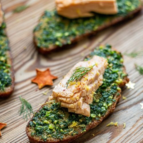 Toast de pain à l’ail à la bonite