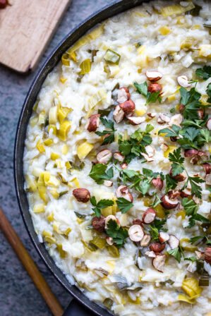 riz poireaux, raclette et noisettes