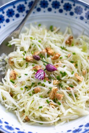 Salade de chou rave, noix et ciboulette