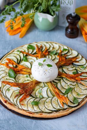 Tarte fine courgette , burrata et basilic
