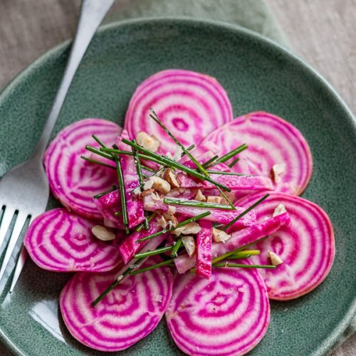Salade de betteraves chioggia aux noisettes et ciboulette