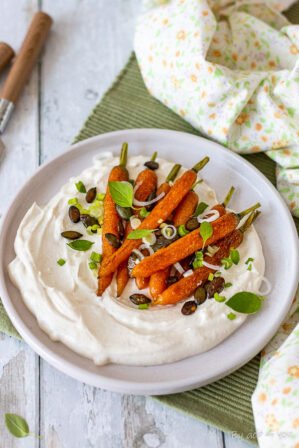 Mini carottes poêlées , basilic thaï et graines de courges