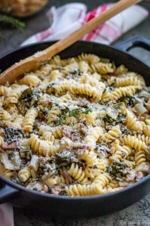 Fusilli sauce crémeuse aux blettes, lardons, parmesan et sarriette