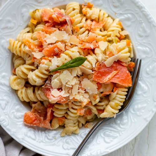 Fusilli au saumon fumé et sauce crémeuse aux légumes