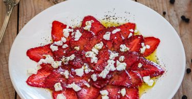 Carpaccio de fraises, féta et poivre noir