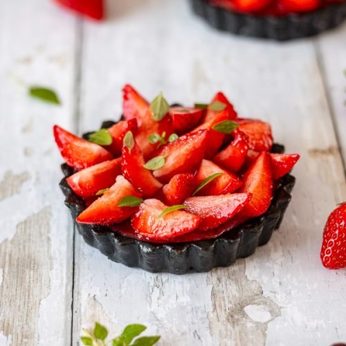 tartelettes fraises basilic, pâte sucrée au charbon