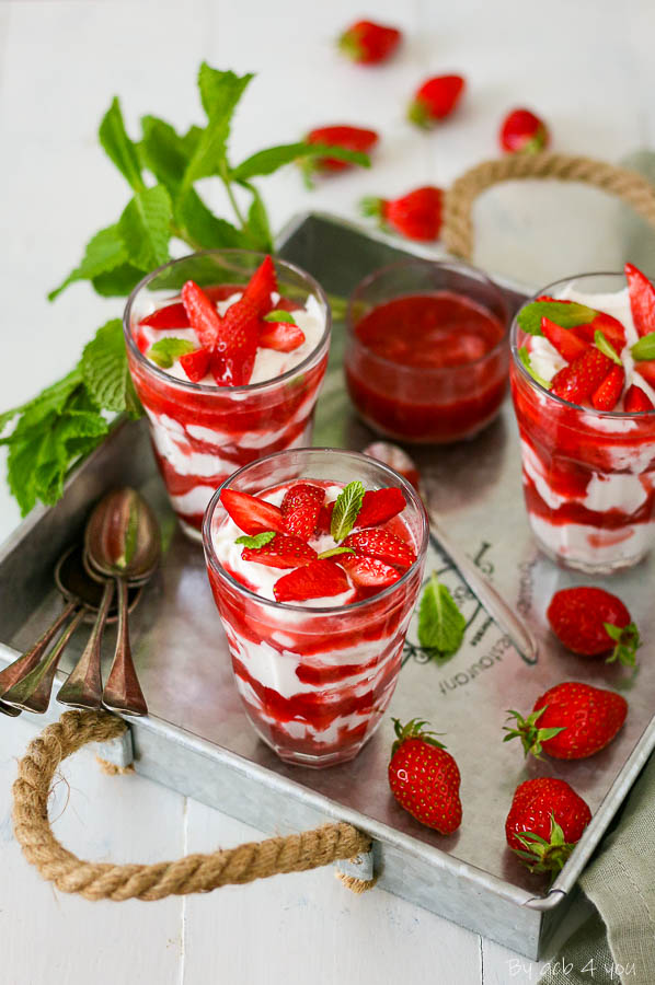 Yaourt grec et coulis de fraises 