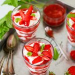 yaourt grec et coulis de fraises à la menthe