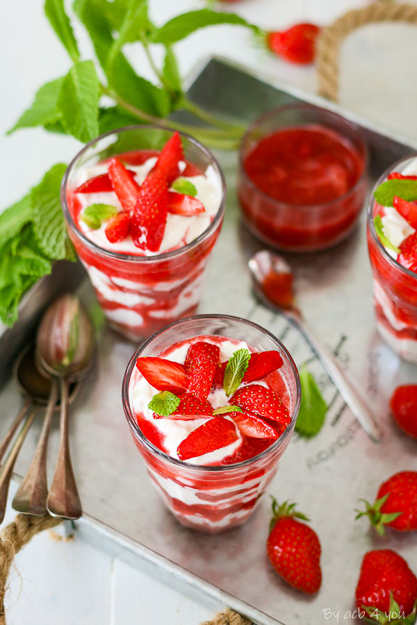 Verrines de yaourt grec et coulis de fraises 