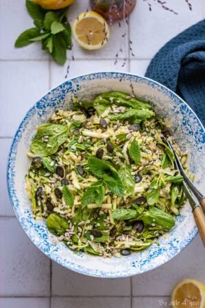 Courgettes râpées et pousses d'épinard crues, céréales, menthe et citron