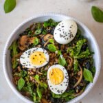 Riz sauté au légumes, sésame et œufs durs