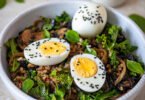 Riz sauté au chou kale, champignons et oignon au sésame