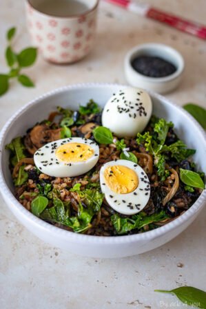 Riz sauté au chou kale, champignons et oignon au sésame