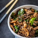 Nouilles soba sautées au porc sauce sésame