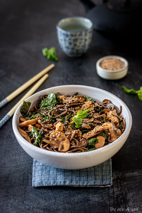 Nouilles soba sautées au porc sauce sésame, champignons et shiso