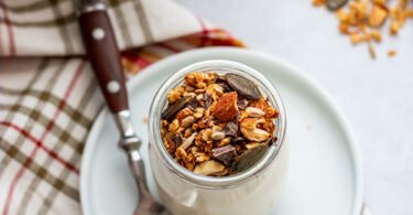 granola au jus d'orange, amande, graines et chocolat