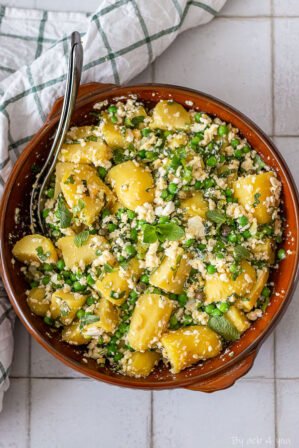 Salade de pommes de terre, œufs, petits pois à la menthe