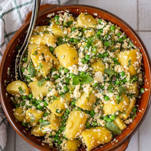 Salade de pommes de terre, œufs, petits pois à la menthe