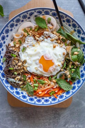 Salade froide de soba à l’œuf frit, sauce cacahuète et légumes croquants